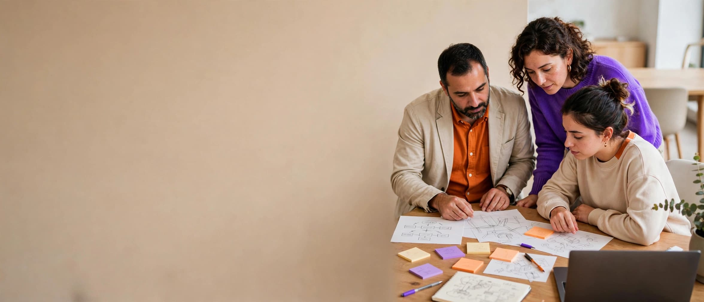 Pazaryeri projesini masada kâğıt ve yapışkan notlarla planlayan üç kişilik kurucu ekip